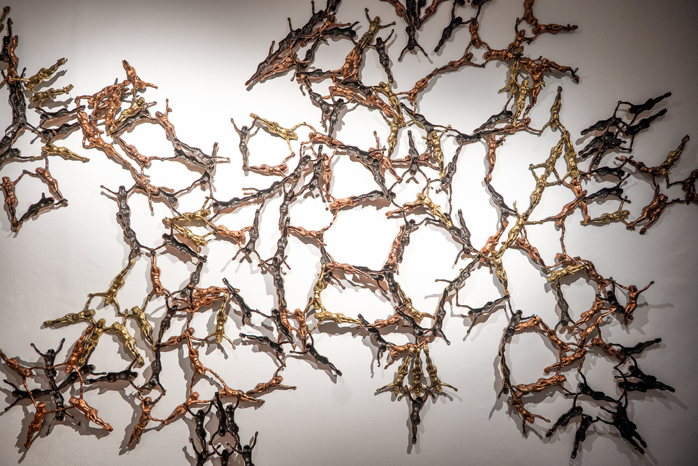 Hermann Glettler,  * 1965 in Übelbach (AT), lebt in Innsbruck (AT)crossfit, 2015/25,  Sargkreuze, verschweißt, Maße variabel,  KULTUMUSEUM Graz, aus: reliqte, reloaded. Zum Erbe christlicher Bildwelte heute (2015) und GOTT HAT KEIN MUSEUM. Aspekte vo