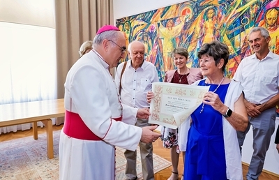 Diözesanbischof Wilhelm Krautwaschl überreicht das Verdienstkreuz 'Pro Ecclesia et Pontifice' an Edeltraud Schröttner. 