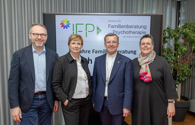 Festredner Prof. Ralf Lutz, IFP-Leiterin Christiane Sprung-Zarfl, Weihbischof Johannes Freitag und KA-Generalsekretärin Anna Hollwöger bei der 50er-Feier des IFP in Graz.